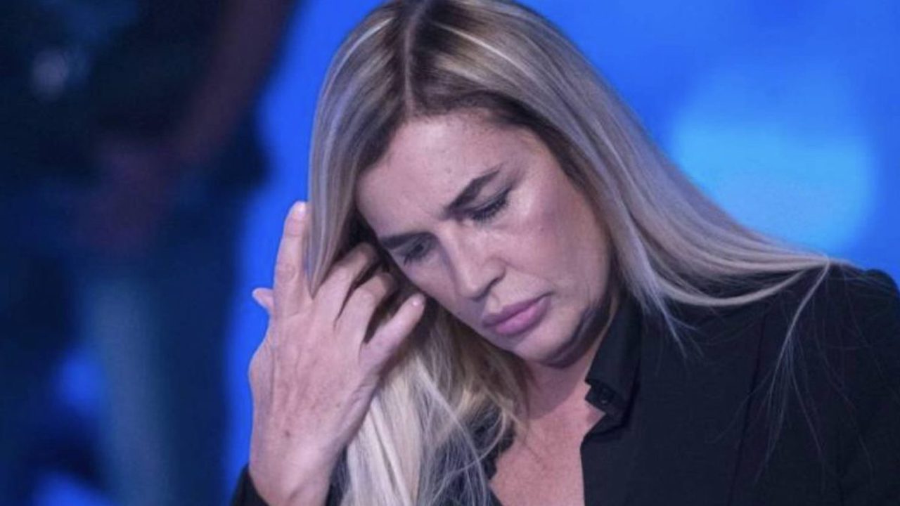 Lory Del Santo e la tragedia del figlio morto per un terribile disturbo mentale: tutti i dettagli sulla malattia che blocca le emozioni