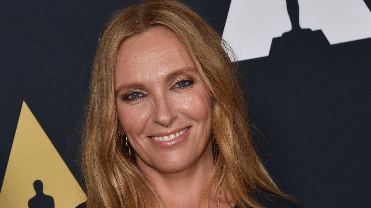 Toni Collette tra i grandi attori che hanno lavorato con Shyamalan cinematographe.it