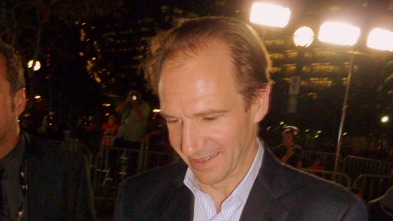 Ralph Fiennes scontro con un paparazzo - Cinematographe.it