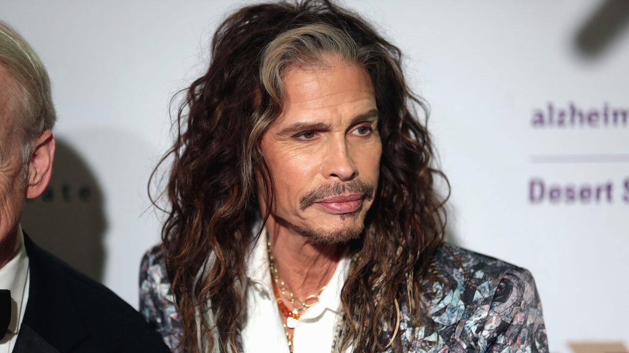 Steven Tyler sotto inchiesta per molestie sessuali a una minorenne: l’accusa della presunta vittima è davvero inquietante