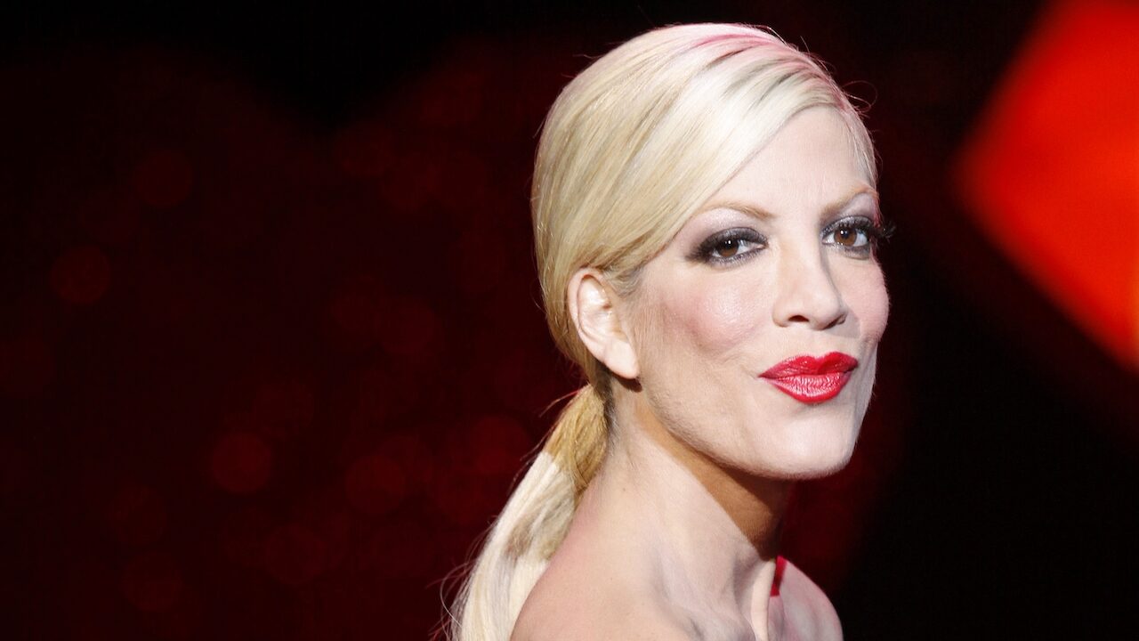 Tori Spelling rivela la diagnosi della figlia quattordicenne ricoverata in ospedale: si tratta di una malattia “estremamente rara”