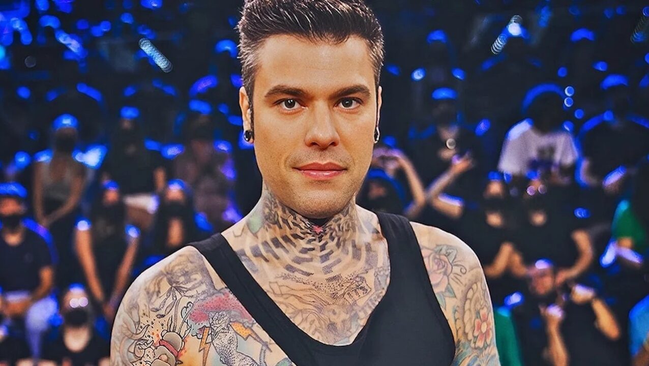 Fedez e l’arte di mettersi “a nudo”: il tatuaggio della rinascita si allunga sul lato B e rivela una potente simbologia [FOTO]
