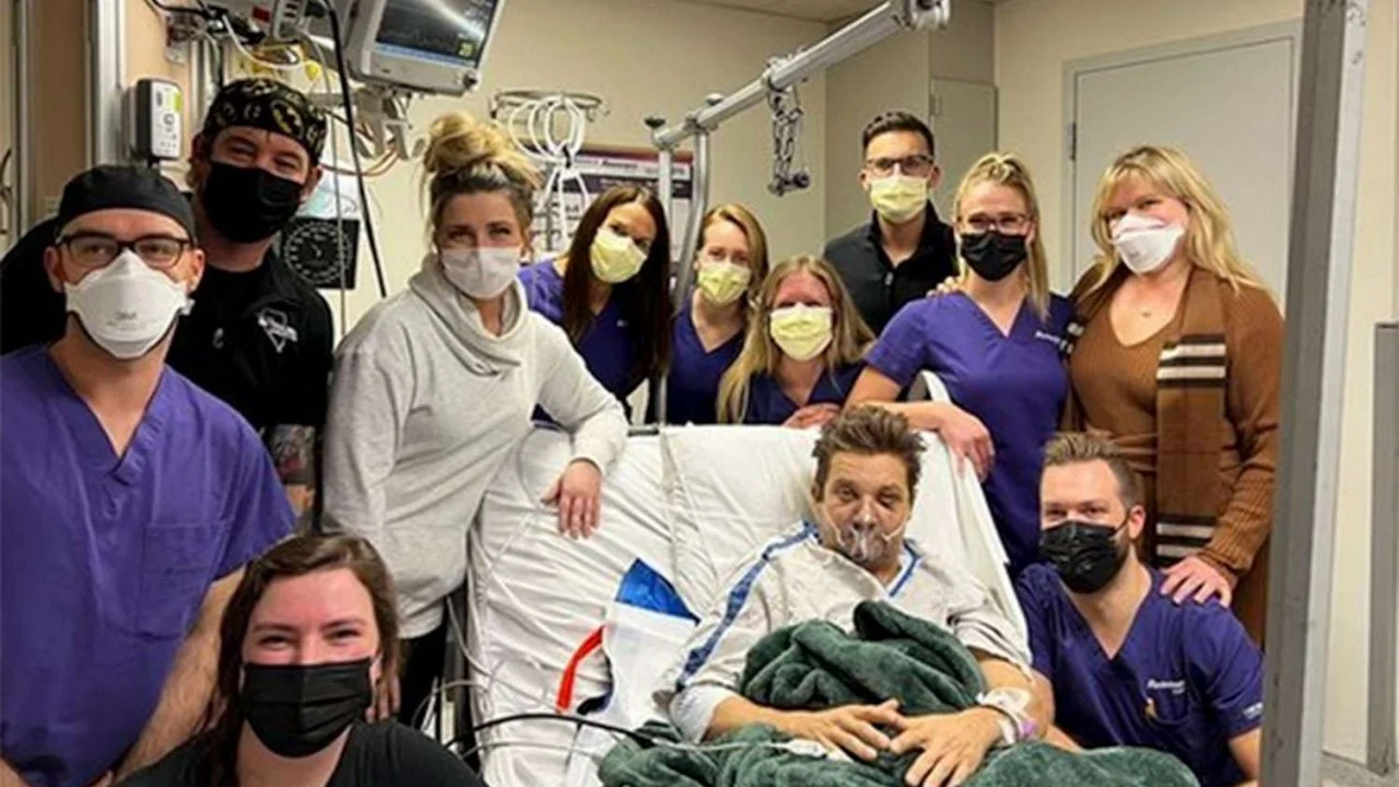 Jeremy Renner compie gli anni dall’ospedale e posta una foto sui social