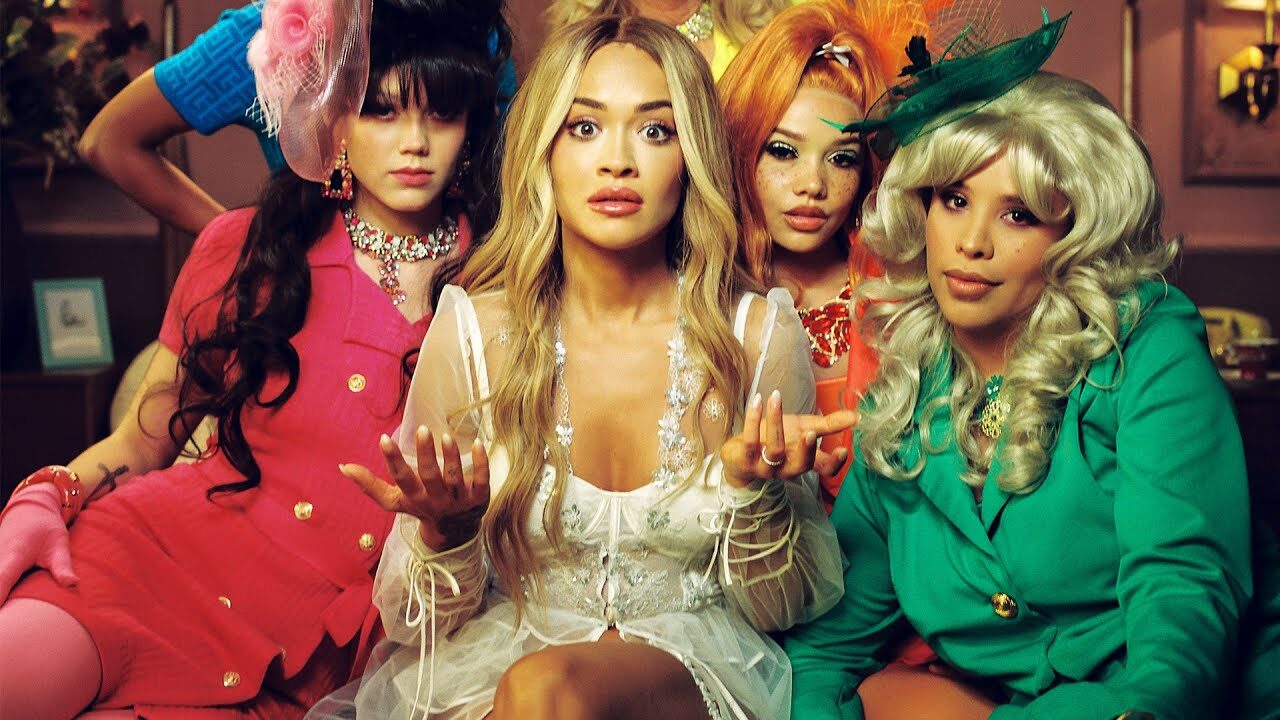 Rita Ora e il nuovo singolo ispirato all’inizio travagliato dell’amore con Taika Waititi: You Only Love Me è un inno alla sua vulnerabilità [VIDEO]