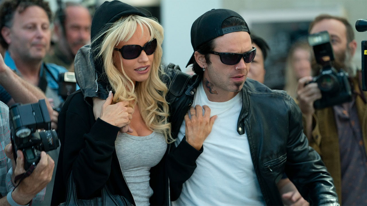 Pam & Tommy, Pamela Anderson non ha ancora ricevuto le scuse dei creatori della miniserie