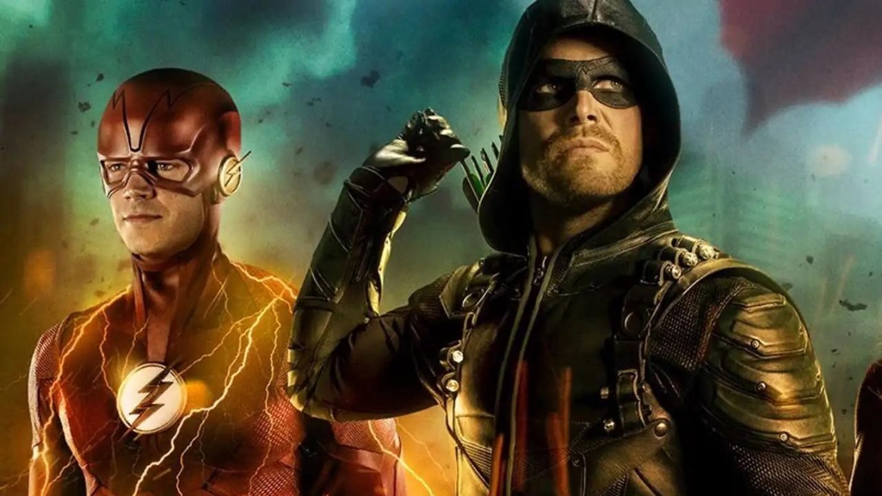 Stephen Amell di nuovo Arrow per l’ultima stagione di The Flash: la nostalgica foto dal set