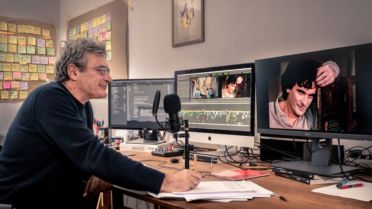 Laggiù qualcuno mi ama: il film di Mario Martone su Massimo Troisi sarà presentato alla Berlinale