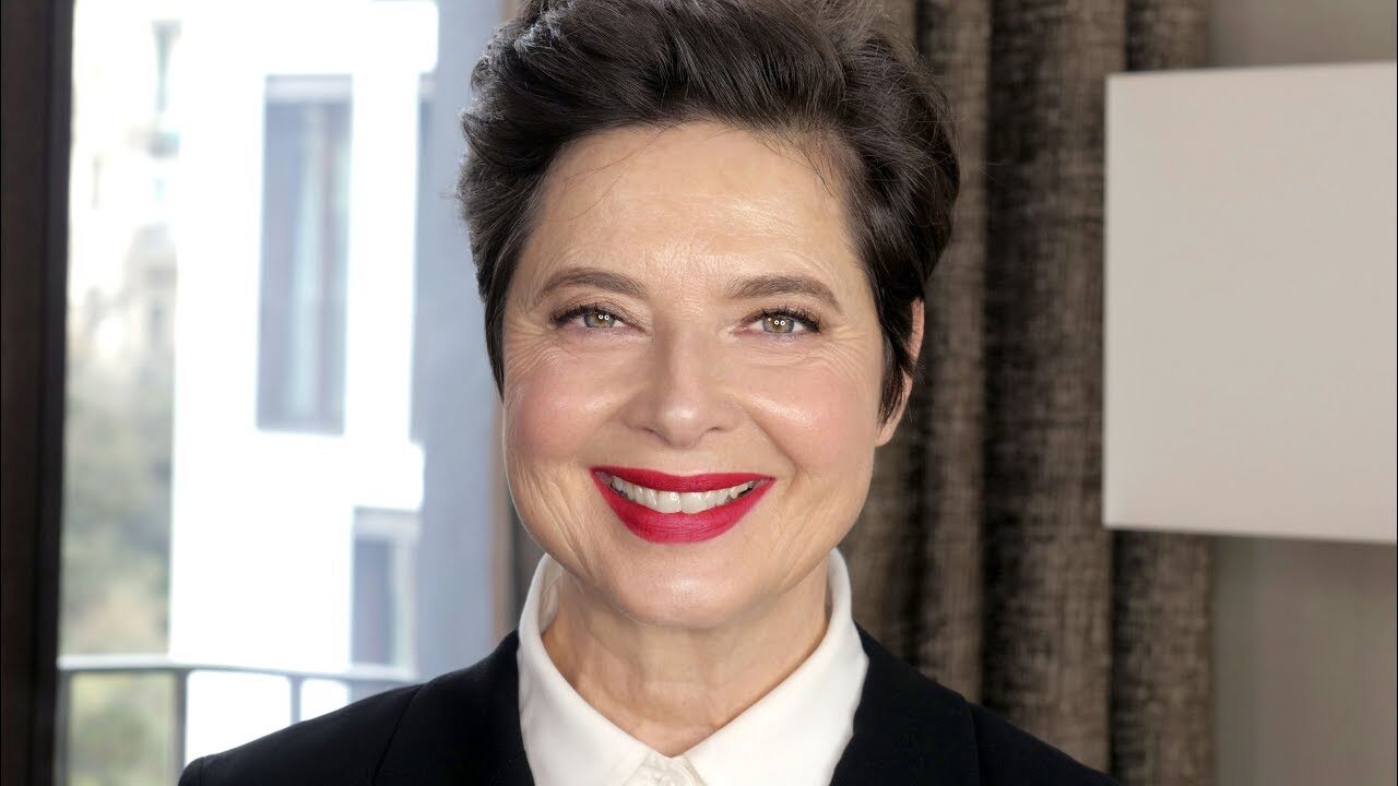 Isabella Rossellini e la svolta bucolica tra cani e galline:”nella mia fattoria sono rinata” [FOTO]