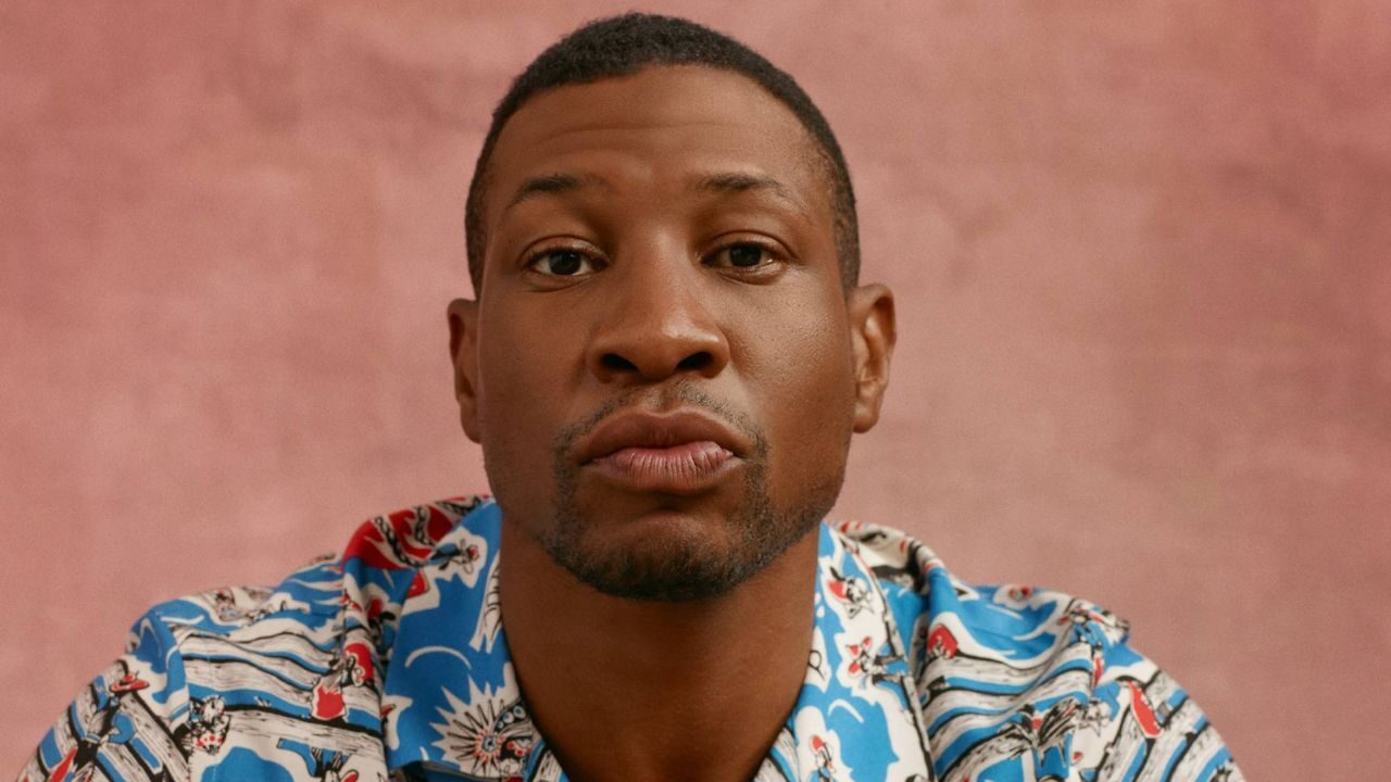 Jonathan Majors risponde alle accuse, si dichiara innocente e pubblica gli screen