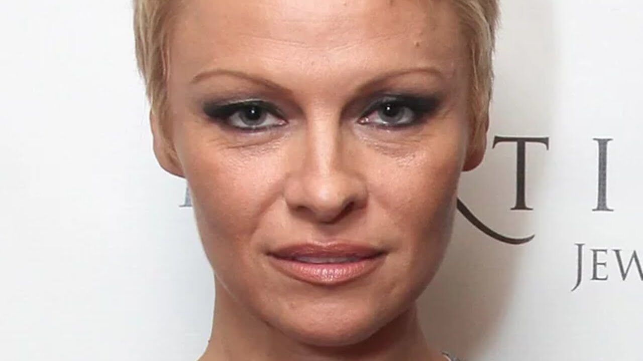 Pamela Anderson parla del MeToo: “Se entri in una stanza d’albergo da sola, devi aspettarti il peggio”