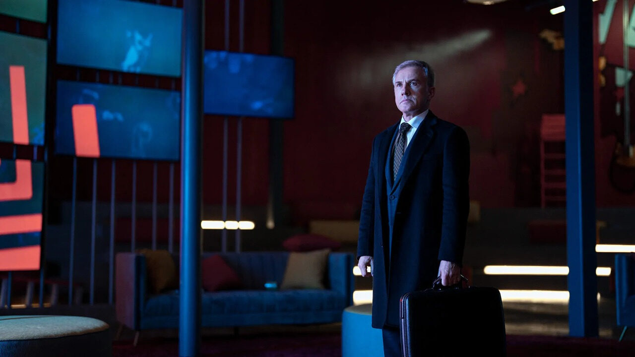 The Consultant: recensione della serie Prime Video con Christoph Waltz