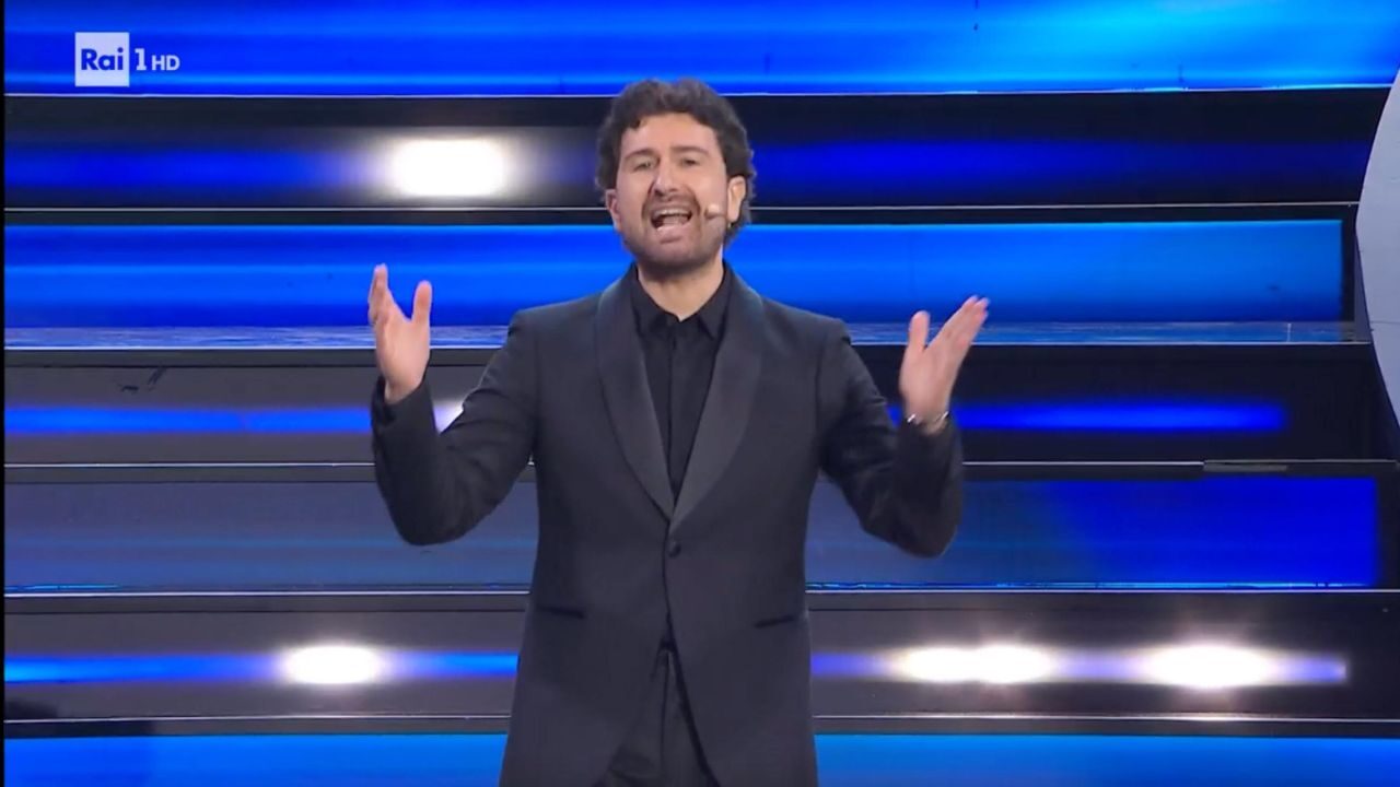 Sanremo 2023, il monologo di Alessandro Siani ci mette in guardia sulla tecnologia “usiamo troppo il telefono”