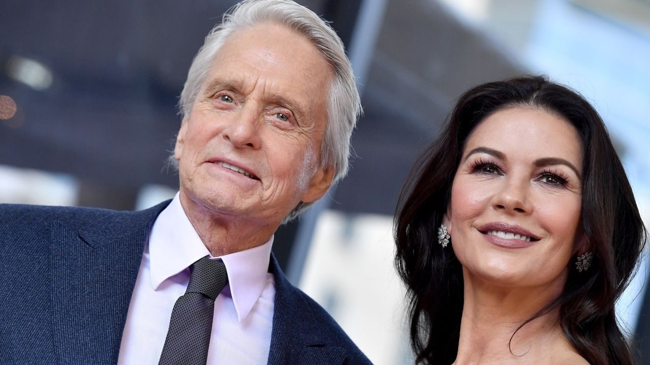 Michael Douglas e il S. Valentino in discoteca con Catherine Zeta-Jones: insieme sono sempre bellissimi! [VIDEO]