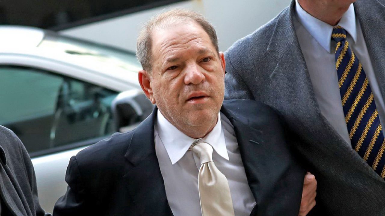 Harvey Weinstein è stato condannato a 16 anni di reclusione per stupro: passerà la vita dietro le sbarre