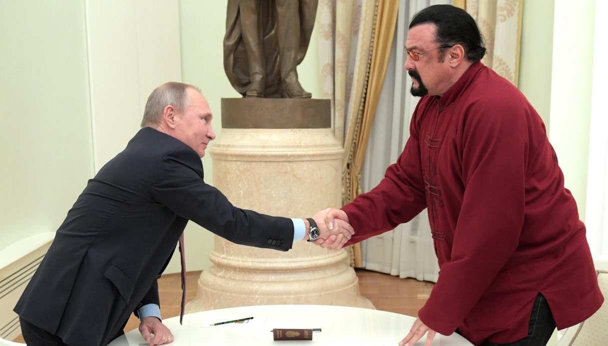 Steven Seagal premiato da Putin con l’Ordine dell’Amicizia