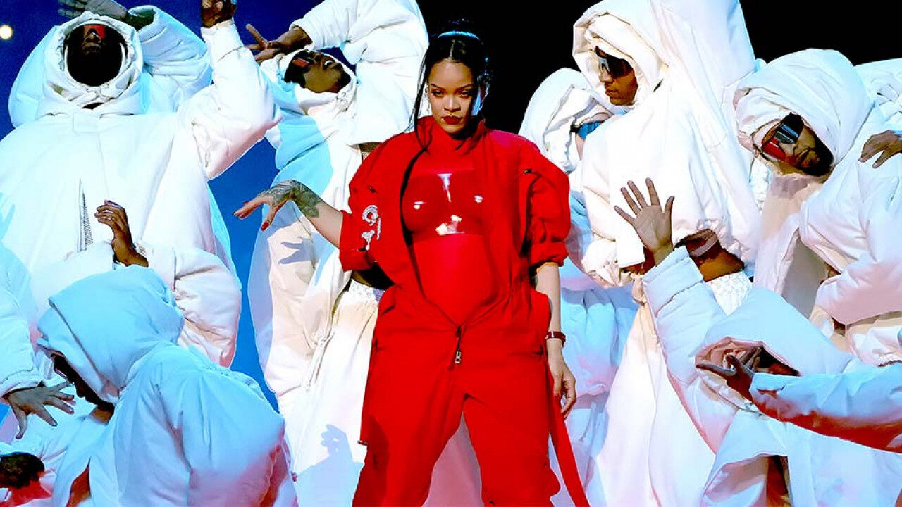 Rihanna e la rivelazione a sorpresa al Super Bowl: il look in rosso non lascia spazio ai dubbi! [FOTO]