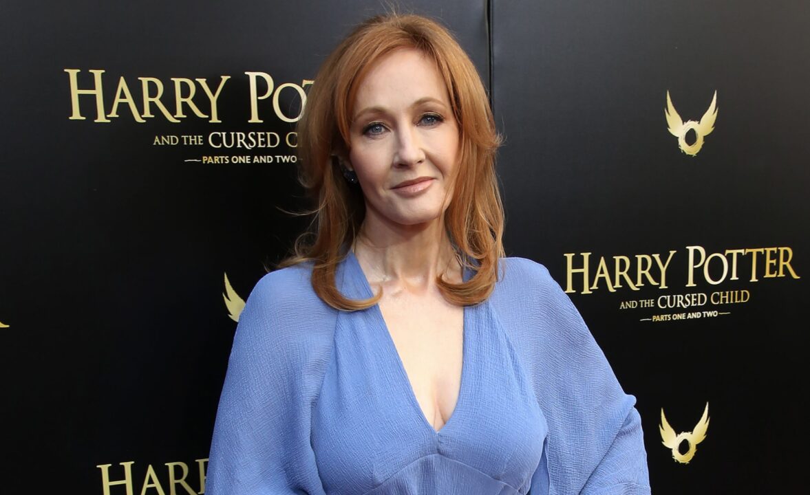 Per J.K. Rowling le sue dichiarazioni sulle donne transgender sono state “fraintese”