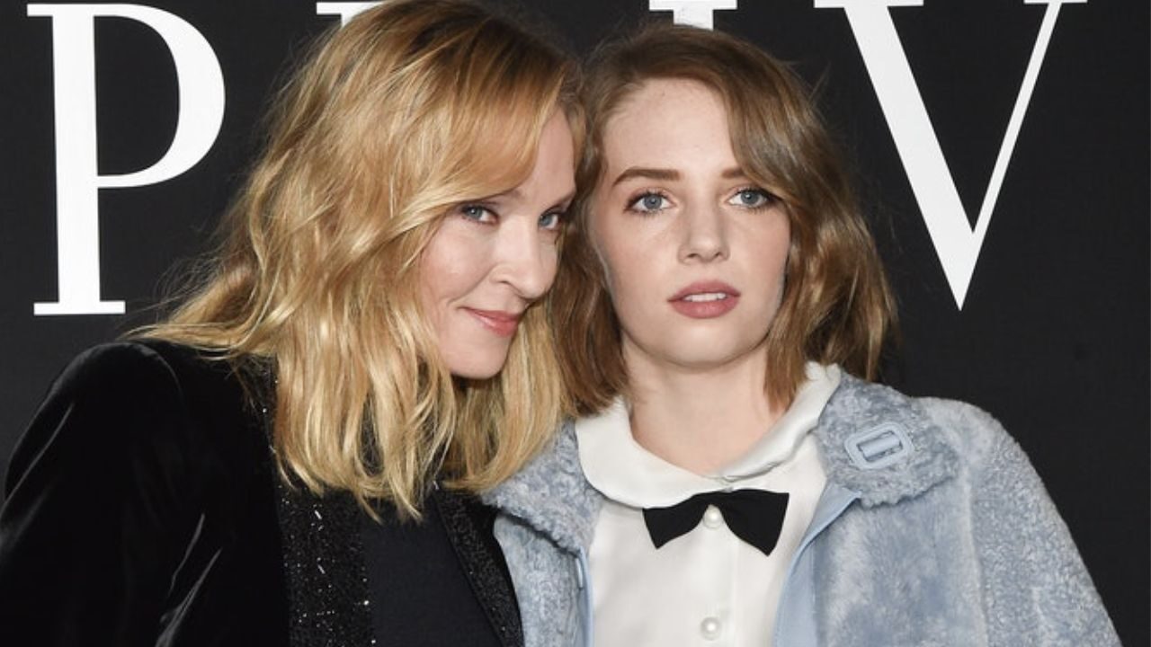 Uma Thurman fan sfegatata della figlia Maya Hawke al suo concerto a Milano: la foto abbracciate è tenerissima!