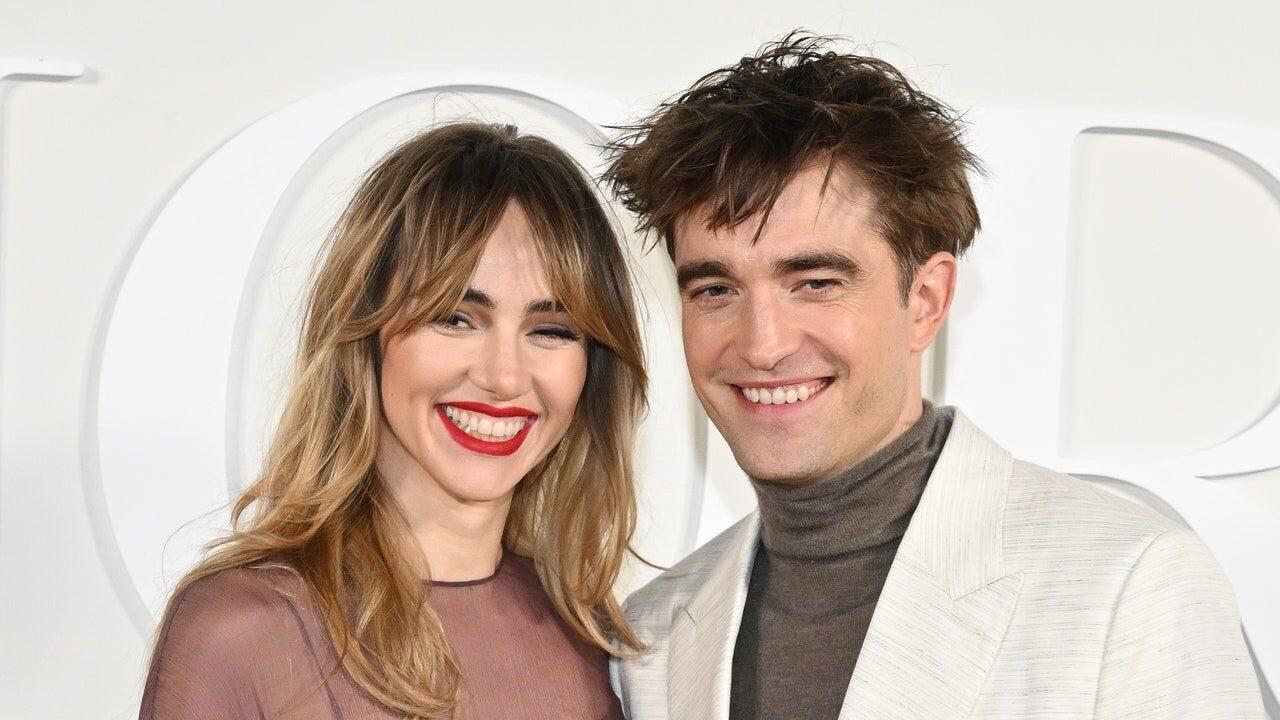 Suki Waterhouse e i suoi cinque anni d’amore con Robert Pattinson: “Sono sotto shock dalla felicità”