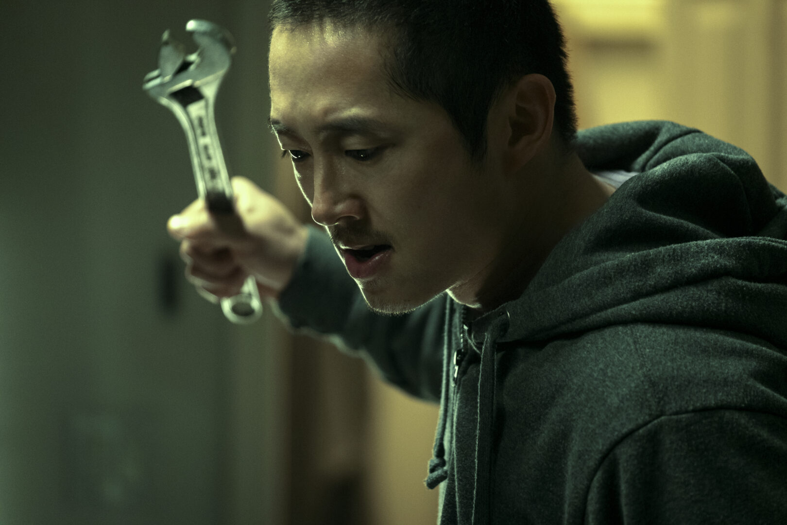 Steven Yeun è Danny Cho nella serie Netflix; Cinematographe.it