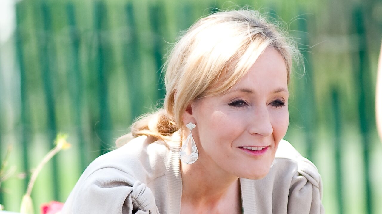 JK Rowling: “ho avuto paura che il mio ex marito bruciasse il manoscritto di Harry Potter”. La reazione dell’uomo: “è delirante”