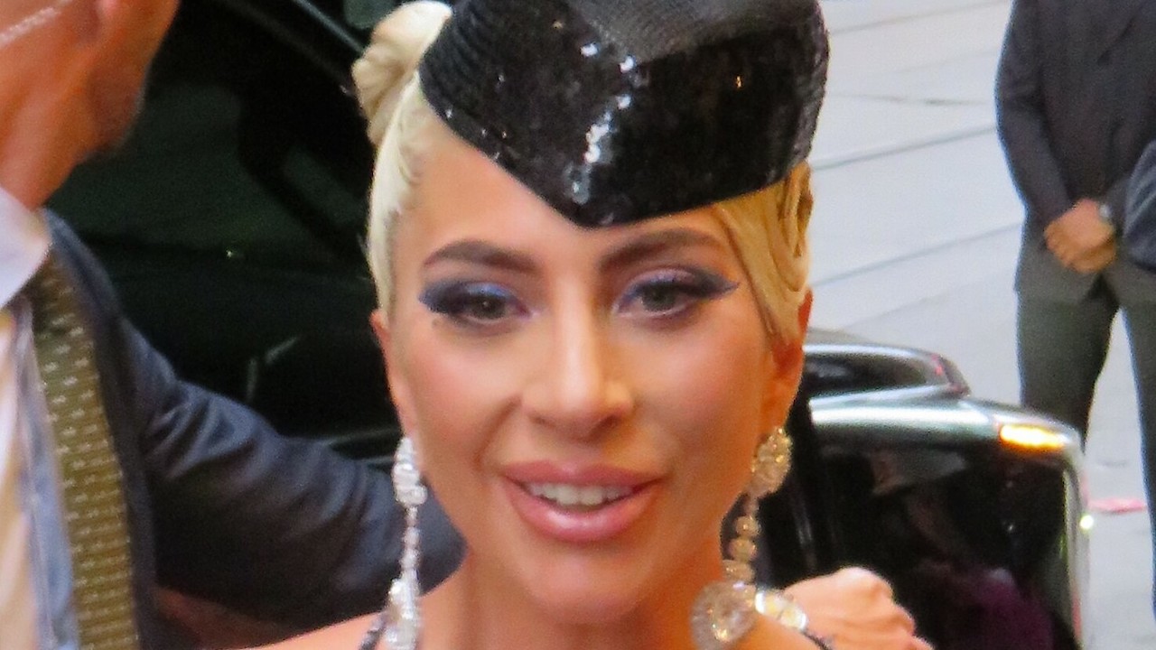 Lady Gaga soccorre fotografo red carpet Oscar 2023 - Cinematographe.it