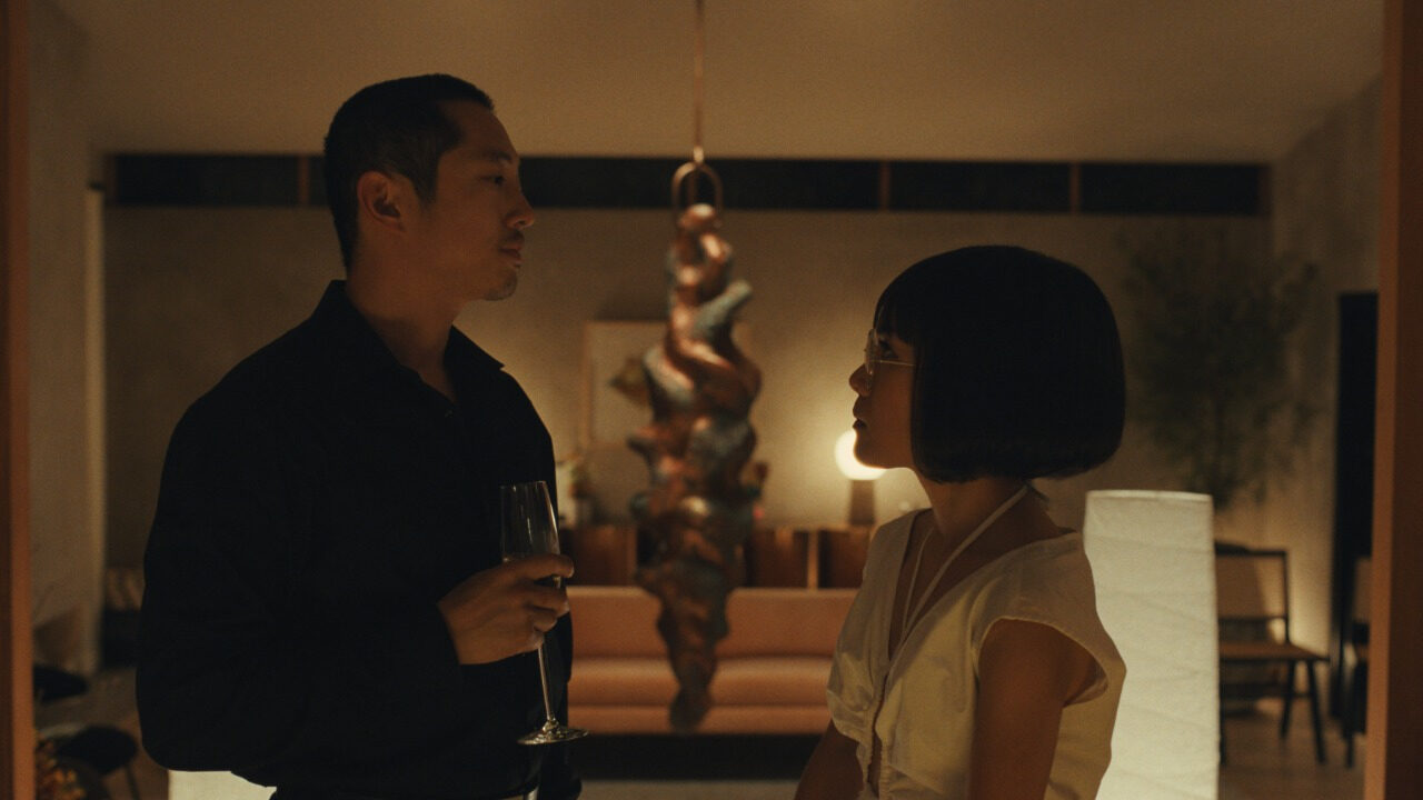Lo scontro: recensione della serie Netflix con Steven Yeun e Ali Wong; Cinematographe.it