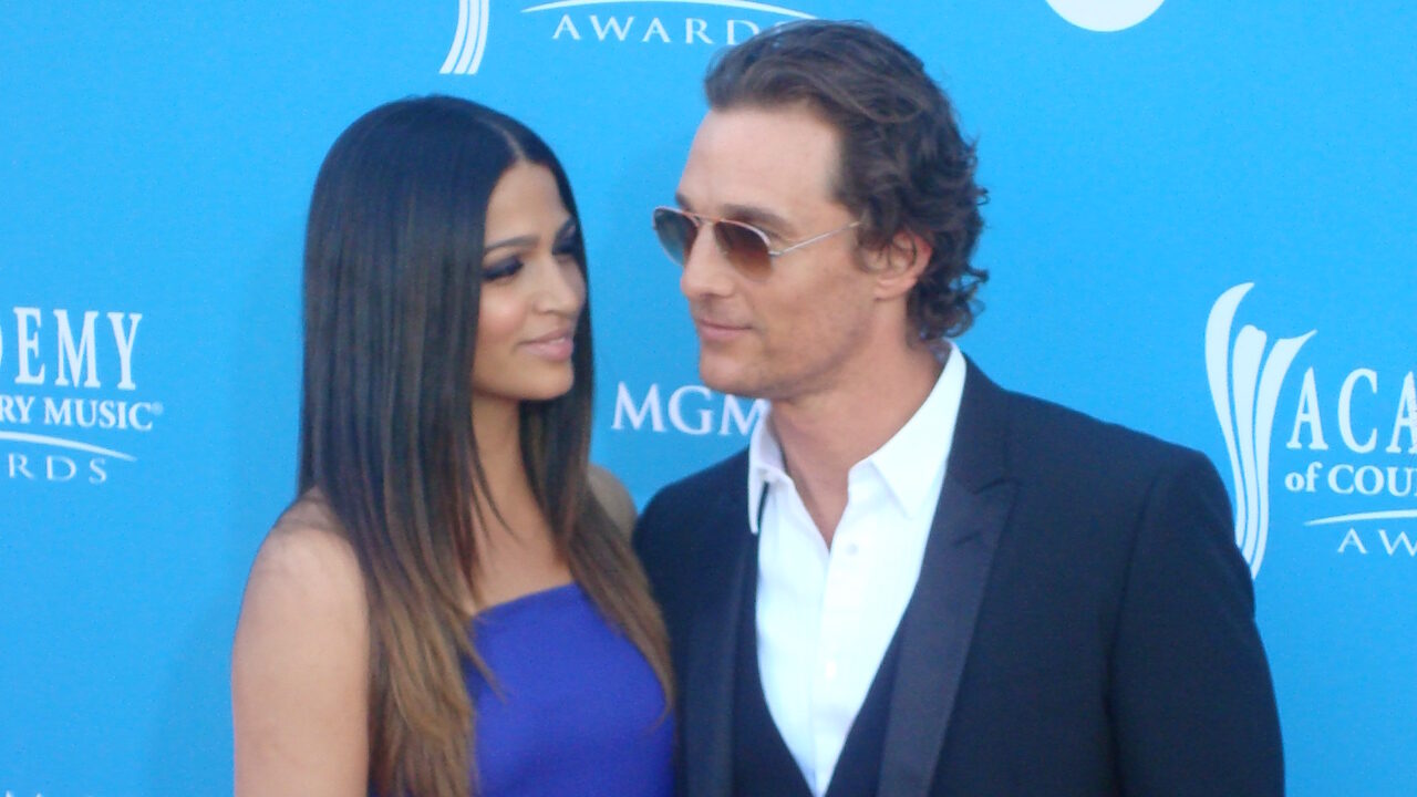 Matthew McConaughey e Camila Alves hanno figli provetti cuochi! Le abilità culinarie dei ragazzi stupiscono i fan! [VIDEO]