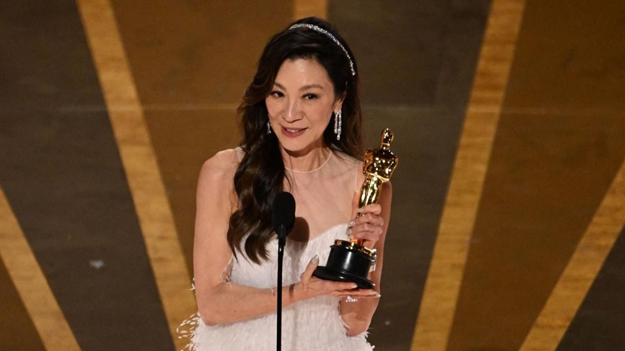 Michelle Yeoh e la videochiamata alla mamma dopo il Premio Oscar [VIDEO]