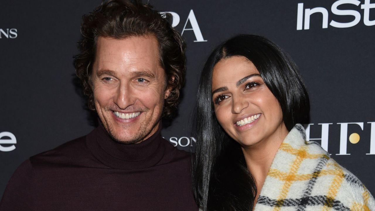 Matthew McConaughey e la moglie Camila Alves erano a bordo del volo Lufthansa colpito da grave turbolenza: il video è impressionante!