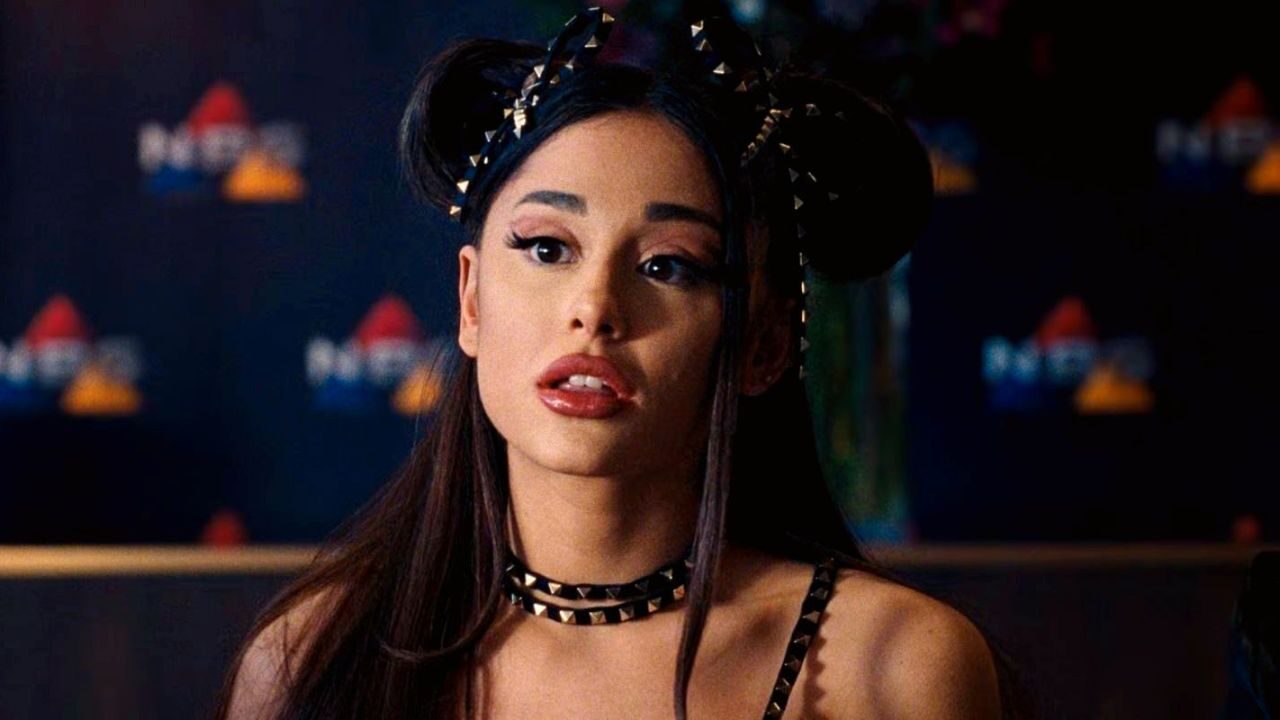 Ariana Grande troppo magra? La star contro il body shaming: “la versione di me che state paragonando era la più malsana che ho mai vissuto”