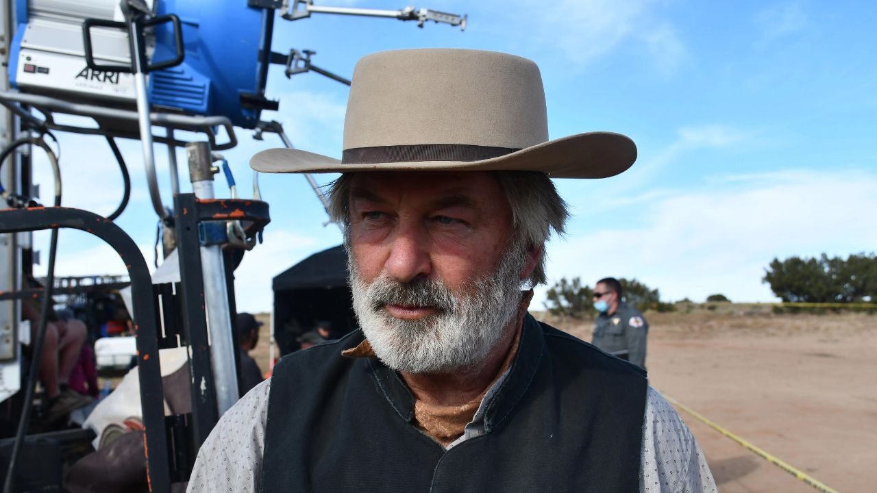 Alec Baldwin, archiviate le accuse di omicidio colposo per la sparatoria sul set di Rust
