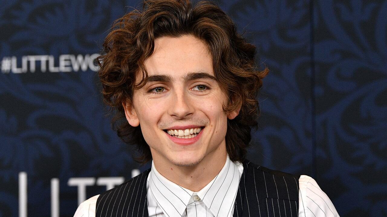 Timothée Chalamet rompe una telecamera su un set a New York: la reazione dell’attore è virale! [VIDEO]