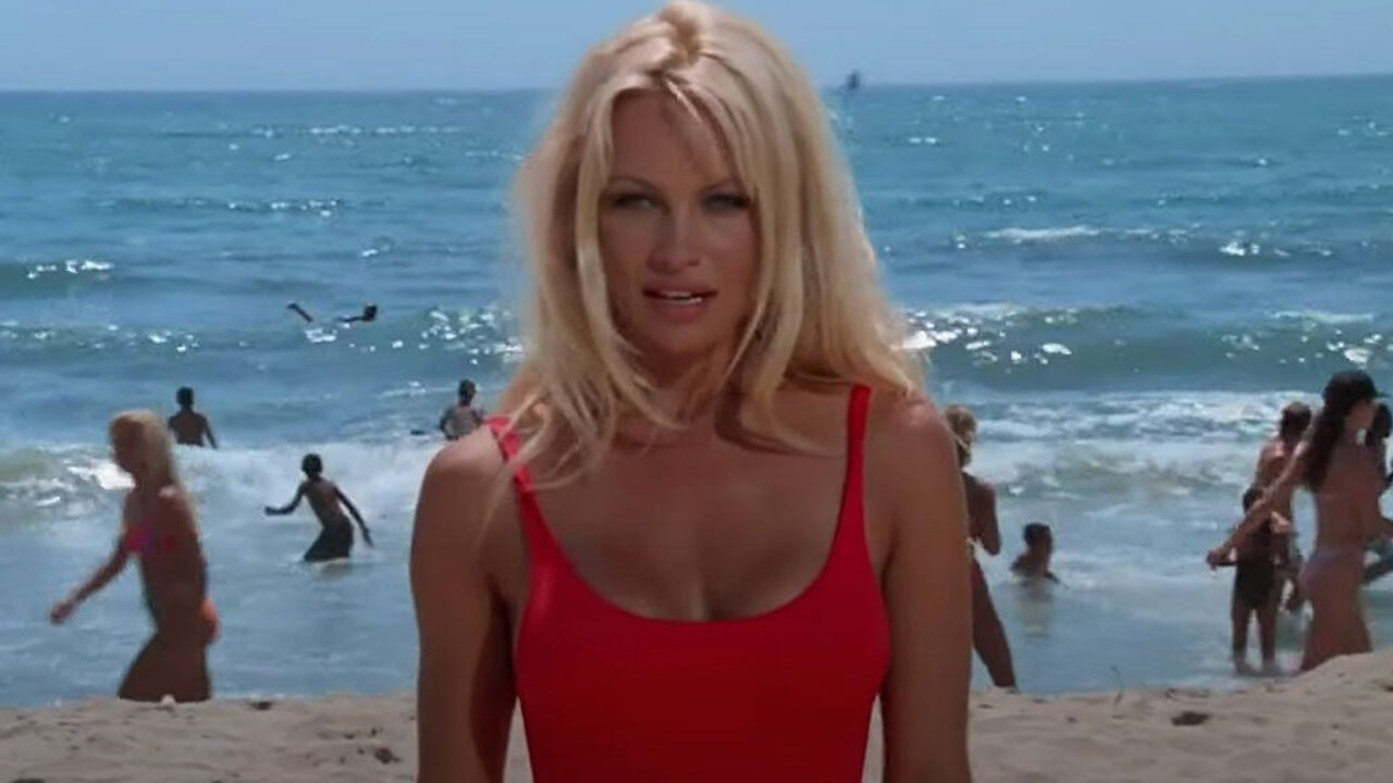 Pamela Anderson col costume di Baywatch a 55 anni è la stessa bomba sexy di 30 anni fa: il confronto lascia i fan a bocca aperta! [FOTO]