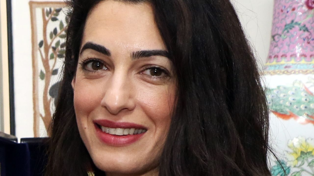 Amal Clooney è mozzafiato nel suo abito da sera ecologico: “l’Haute Couture può essere sostenibile” [FOTO]