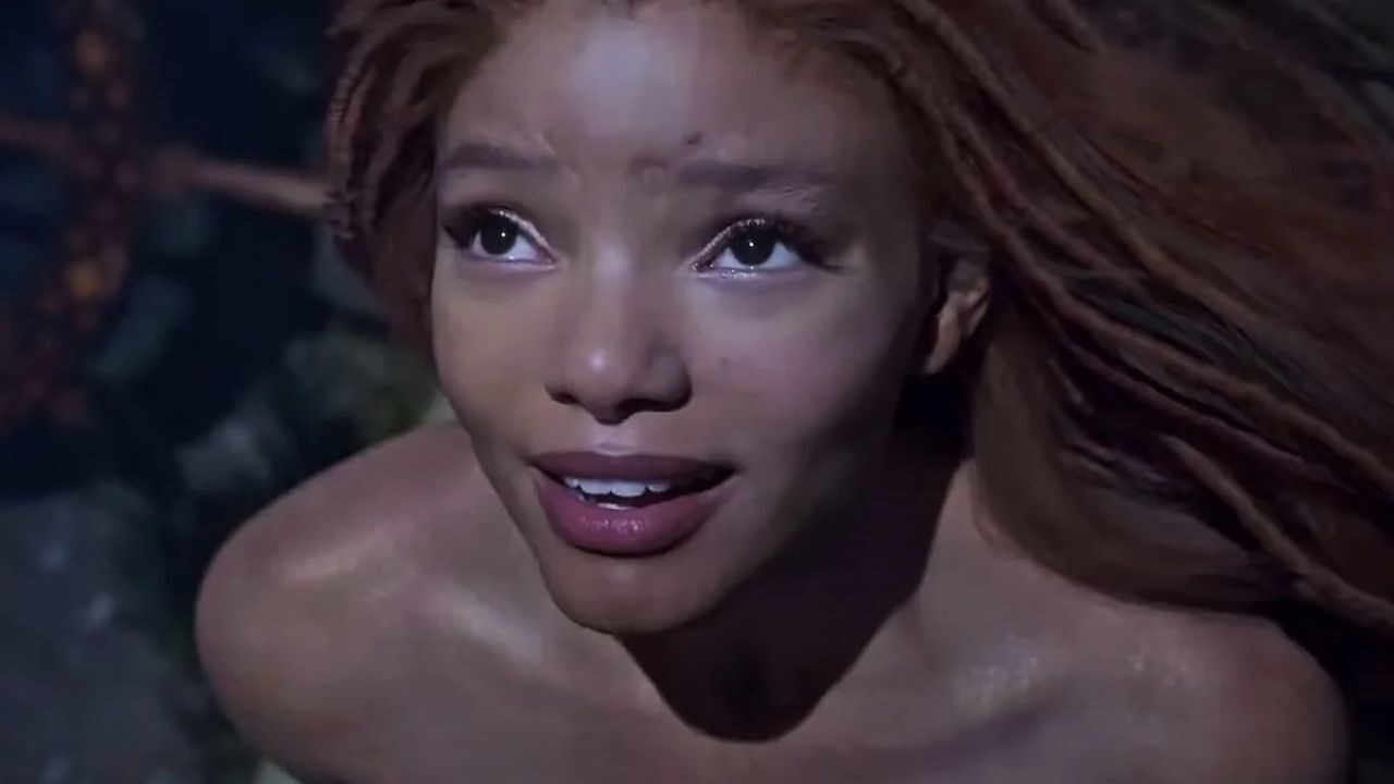 Avete visto la sorella di Halle Bailey? È la sua fotocopia ed è la fan numero uno della nuova Sirenetta… le sue lacrime alla premiere del film lo confermano!