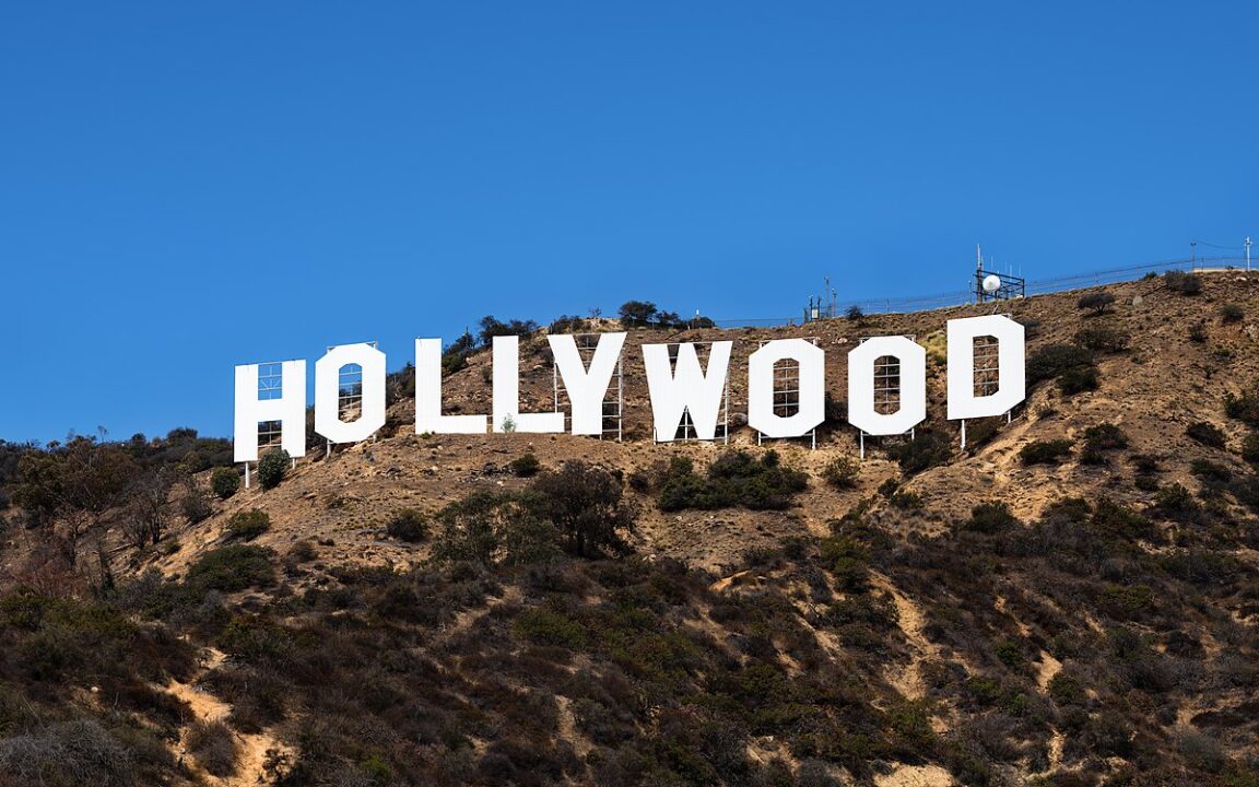 Hollywood, sciopero storico degli sceneggiatori: stop a film e serie TV