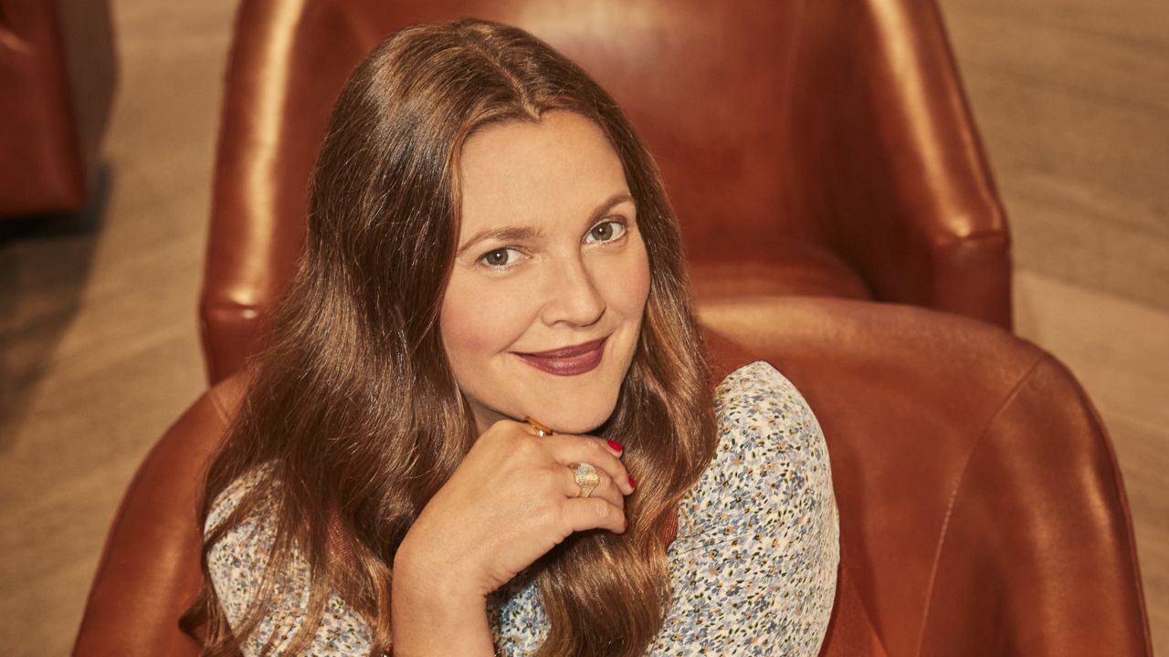 Drew Barrymore consola dolcemente una donna in lacrime durante il suo show: il gesto commuove i fan [VIDEO]
