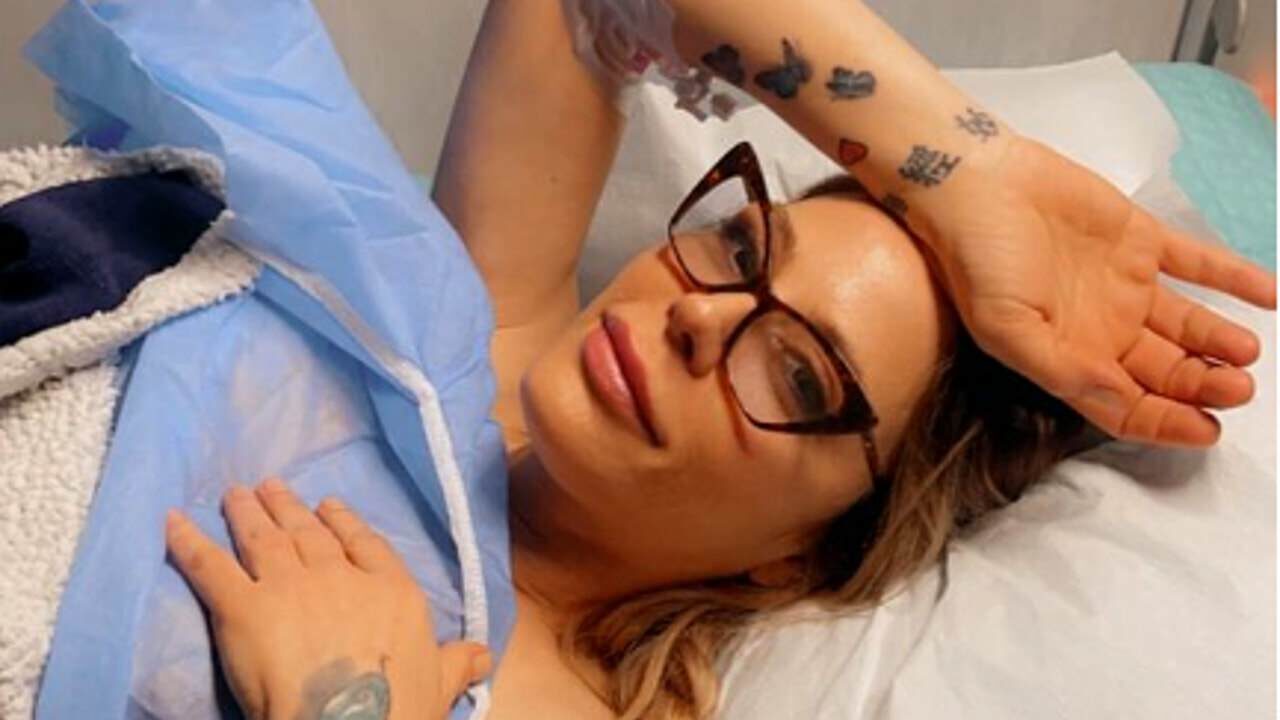 Naike Rivelli rassicura i fan e mostra le cicatrici dopo l’operazione al seno: “ho provato tanto dolore ma sono ancora viva” [VIDEO]