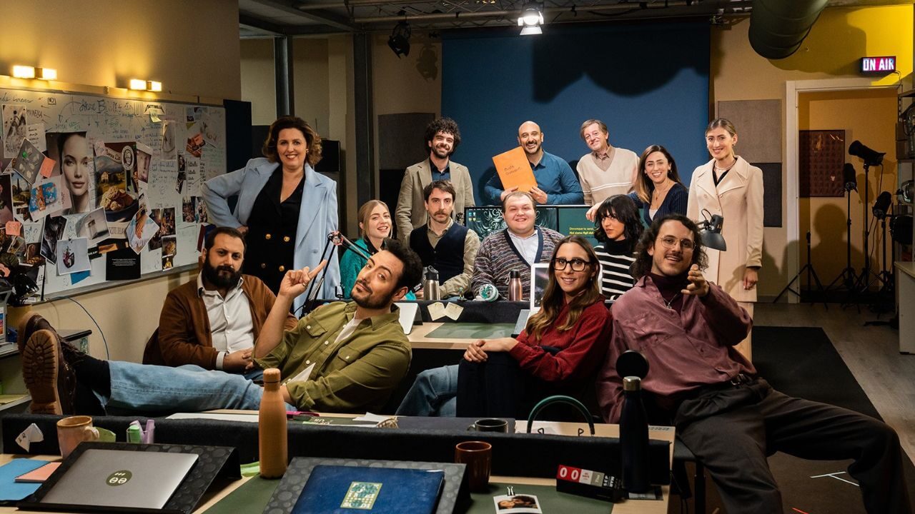 Pesci piccoli – Un’agenzia. Molte idee. Poco budget: il poster della serie Prime Video dei The Jackal