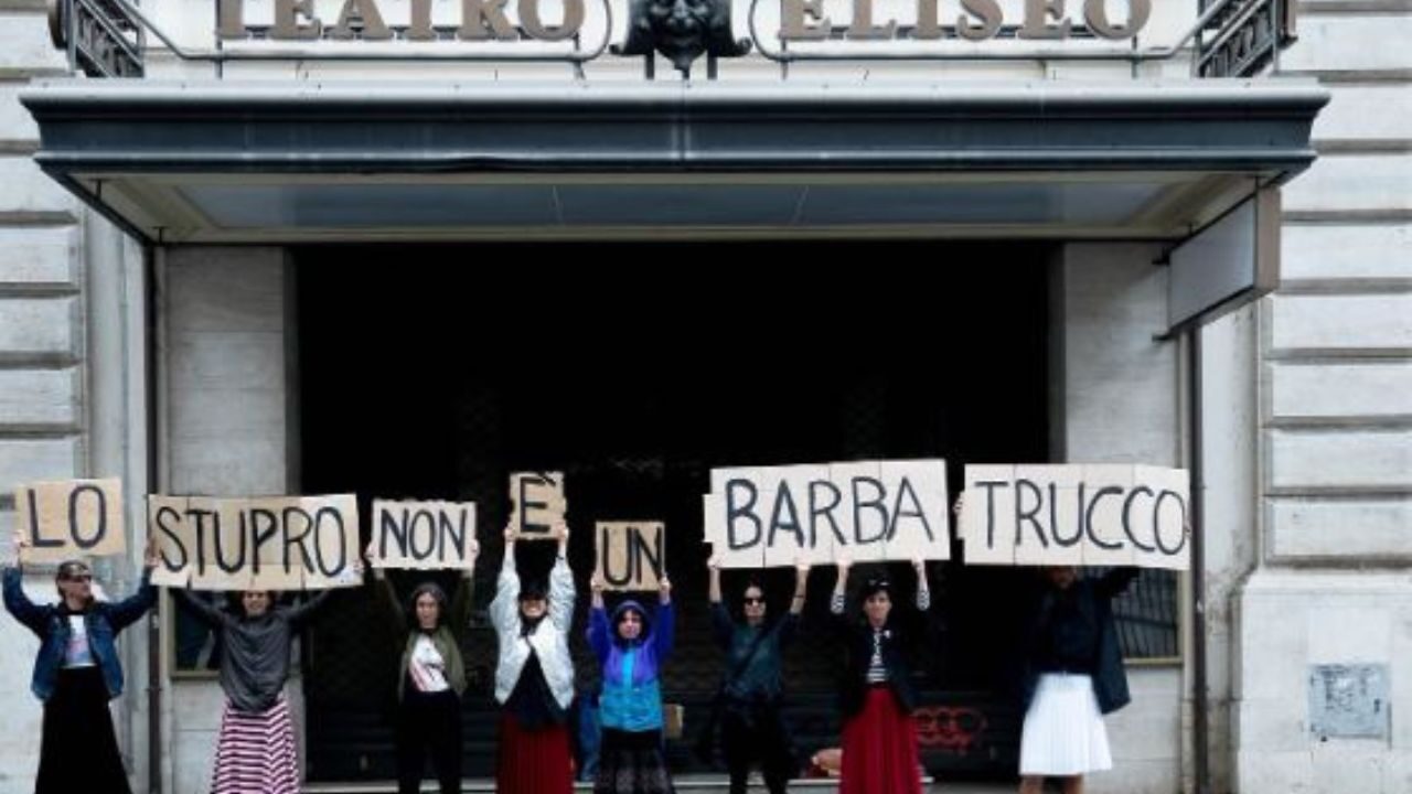 Lavoratori dello spettacolo nudi per protesta contro le parole di Luca Barbareschi: “lo stupro non è un barbatrucco”