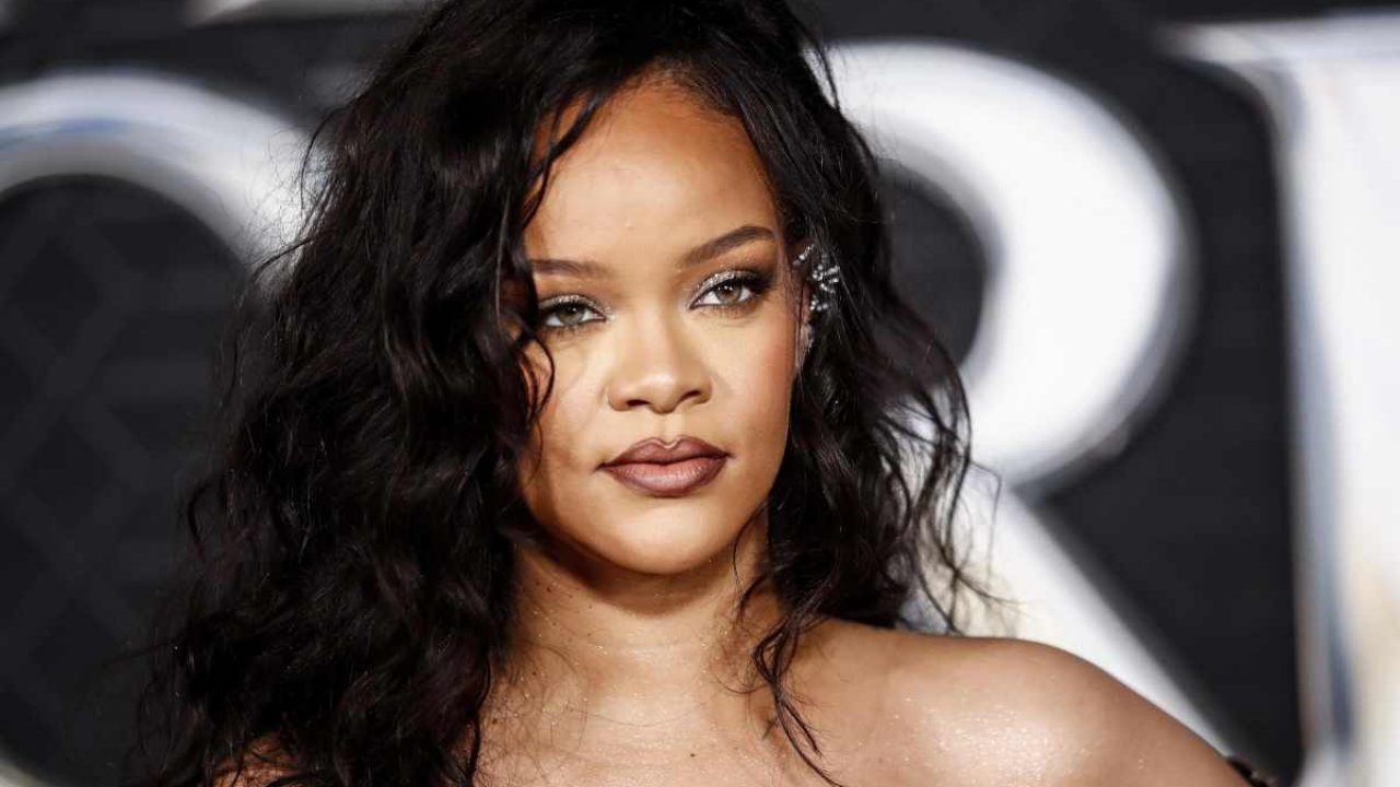 Rihanna super sexy incinta e in topless nel servizio fotografico premaman [FOTO]
