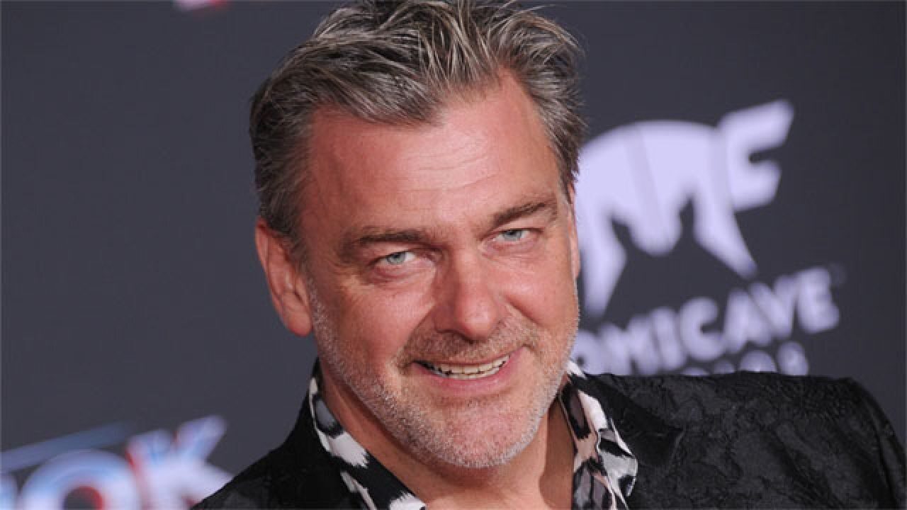 Addio a Ray Stevenson: l’attore britannico è morto a 58 anni mentre era a Ischia per lavoro