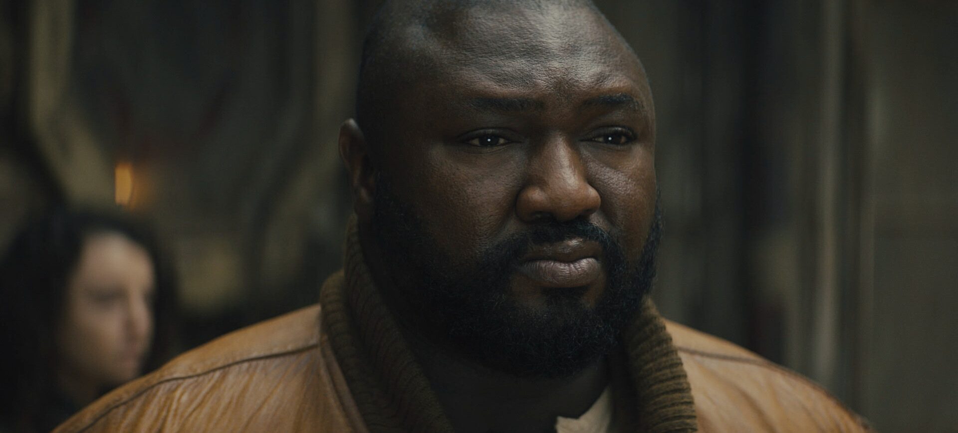 Nonso Anozie è Jepperd "Uomo Grande" in scena della serie Netflix; Cinematographe.it