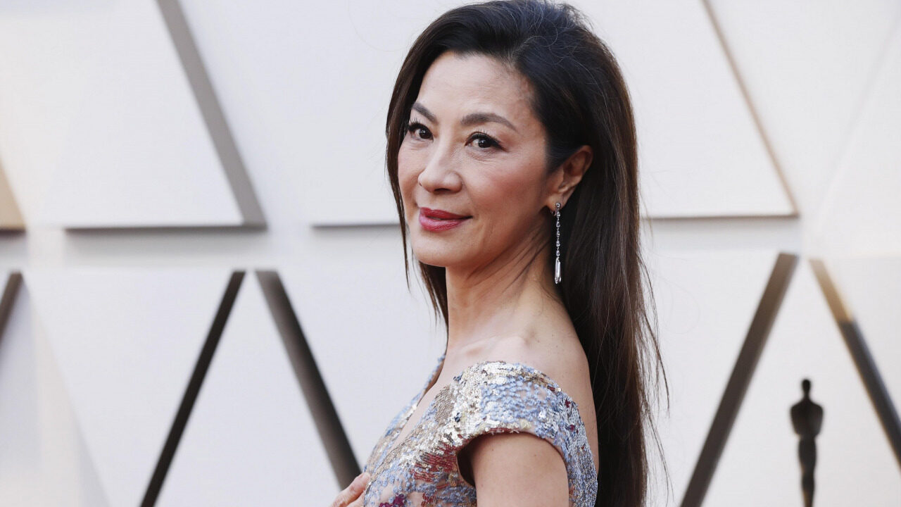 Michelle Yeoh rivela: “Finalmente ricevo sceneggiature dove non cercano un’asiatica”