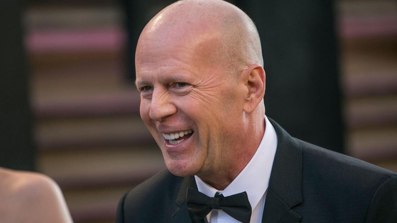 Bruce Willis e quel ballo felice e spensierato con Demi Moore e la figlia Tallulah: il video diventa virale