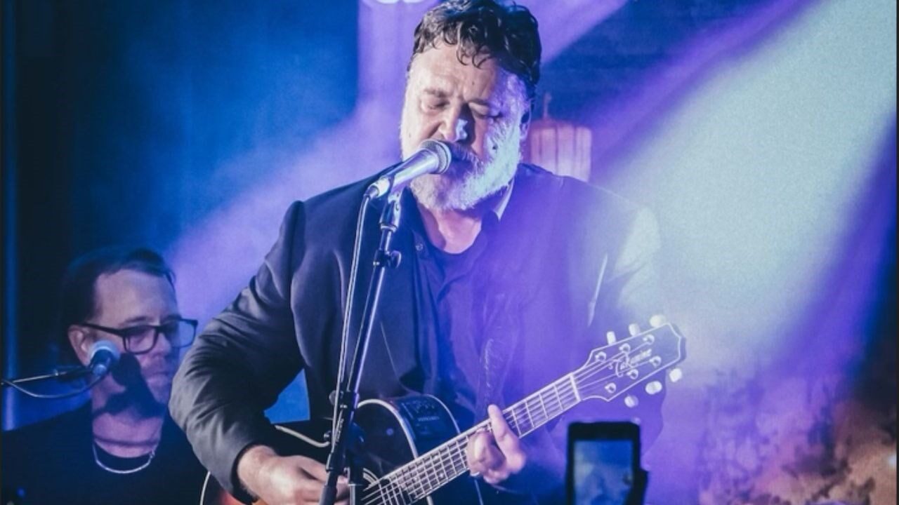 Che ci fa Russell Crowe… in Calabria? Tutti i dettagli sulla prima tappa del tour musicale italiano del Gladiatore