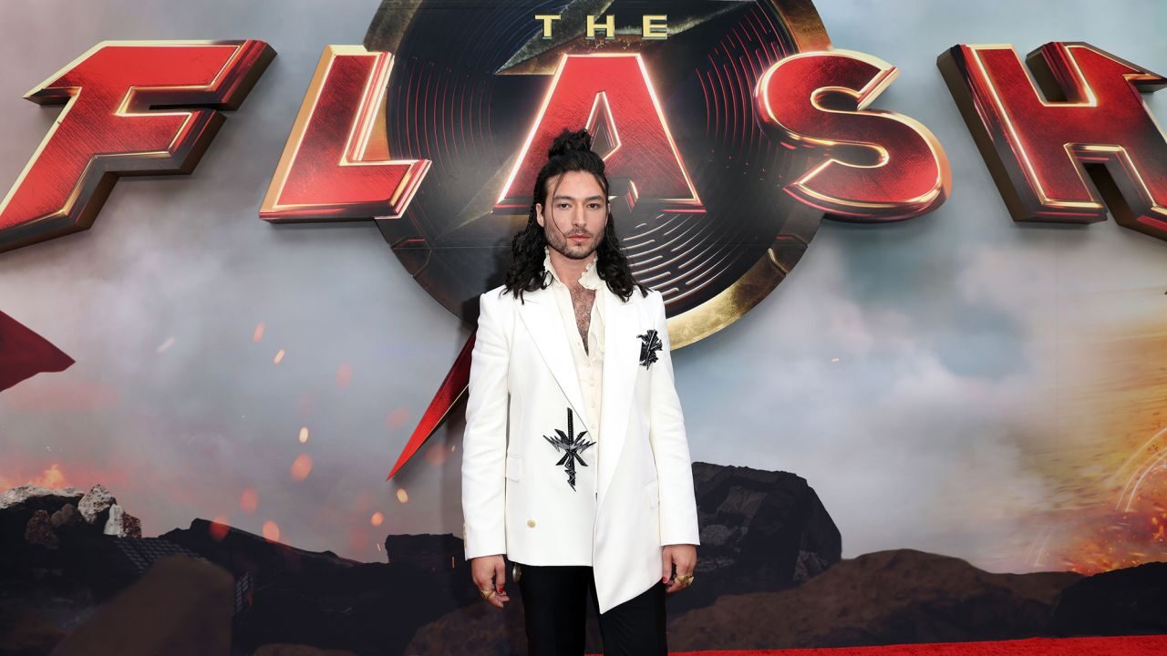 Ezra Miller e la prima apparizione pubblica dopo due anni lontano dai riflettori per i problemi legali: il suo look è impeccabile! [FOTO]