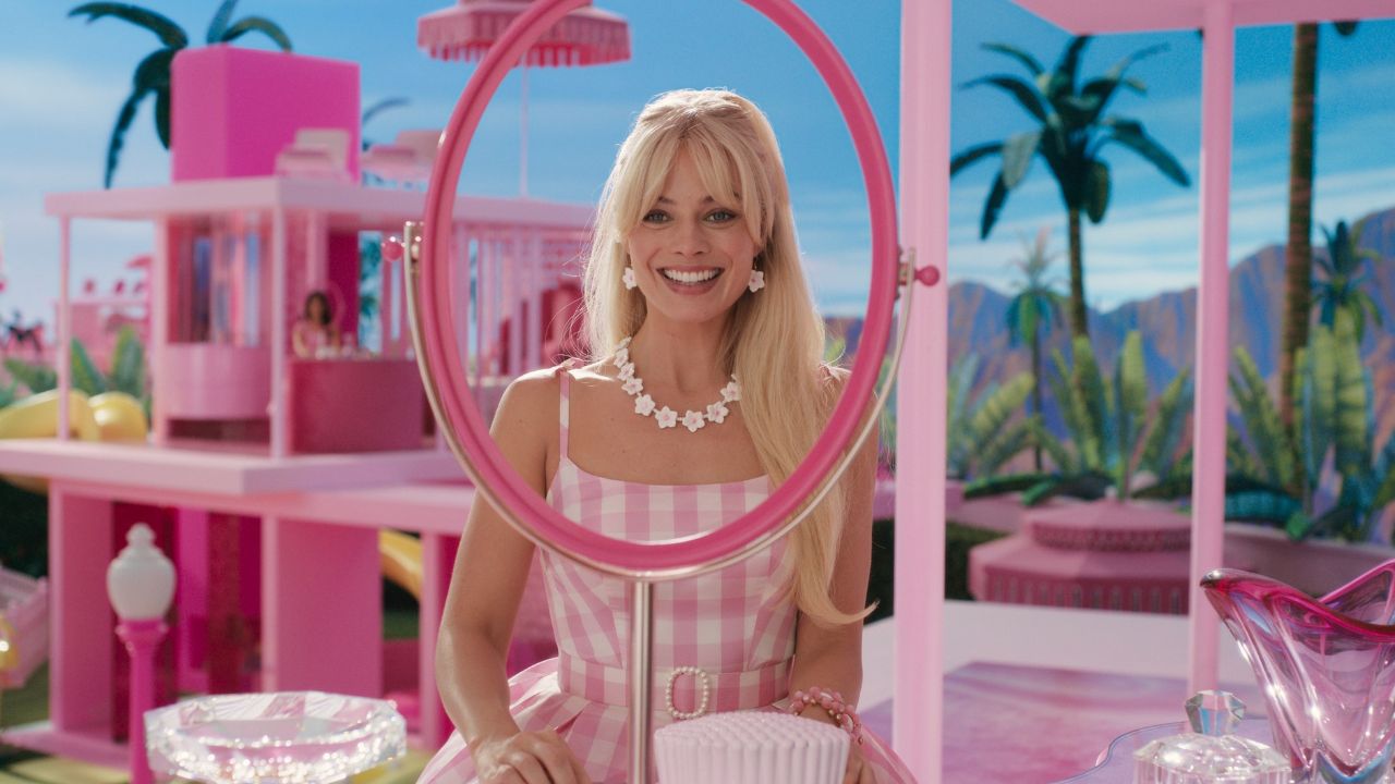 Margot Robbie rivela il trucco usato per girare la scena in cui si toglie le scarpe in Barbie - Cinematographe.it