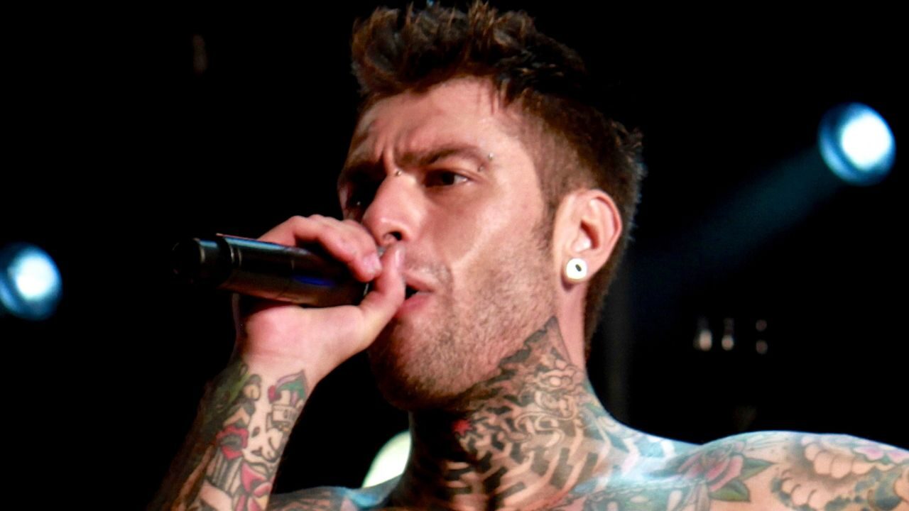 Fedez e quel tatuaggio con il volto della figlia Vittoria che ha scatenato gli haters: “denuncia il tatuatore” [FOTO]